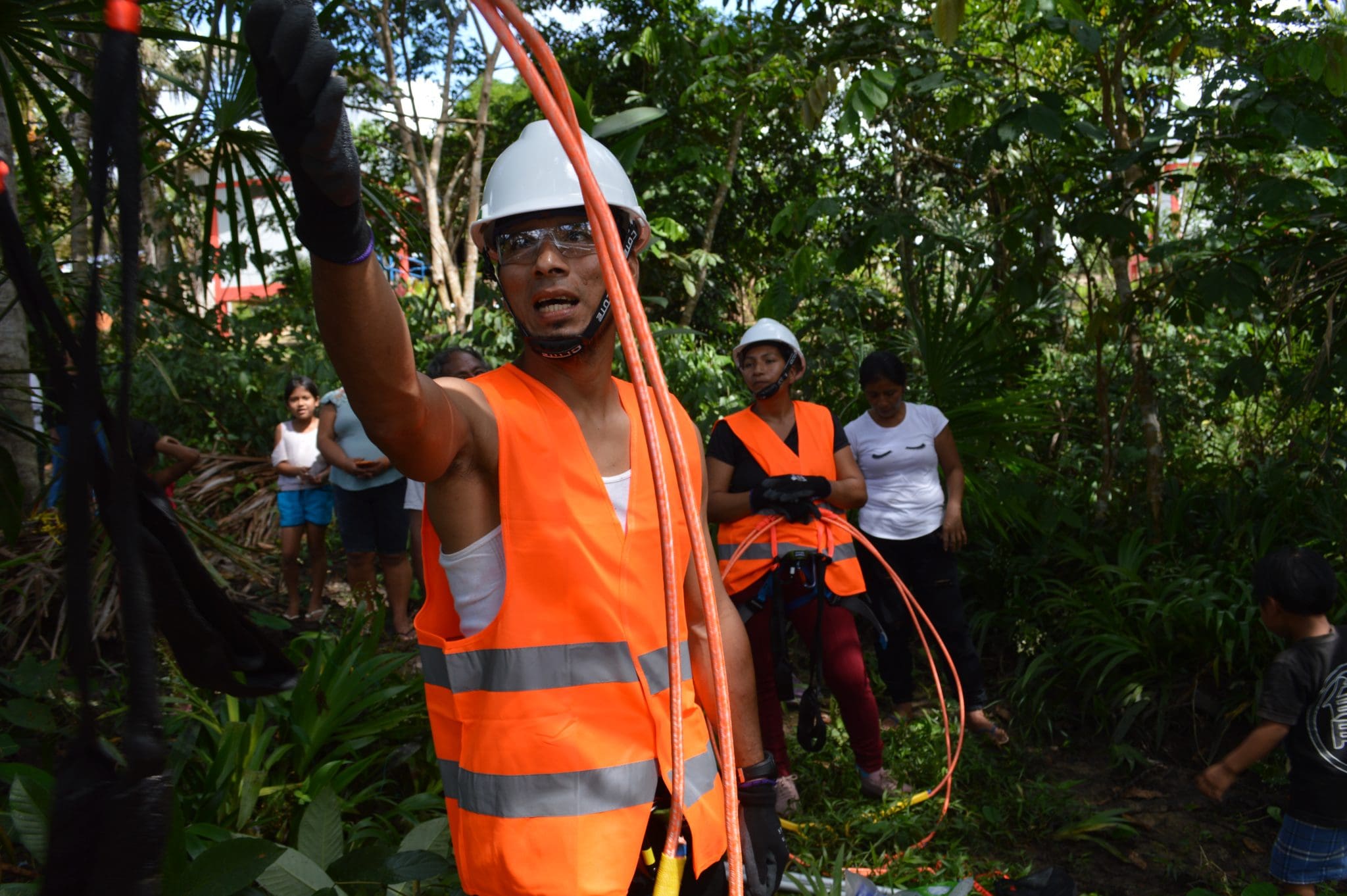 Men and women participated in the practical workshop on aguaje scaling.