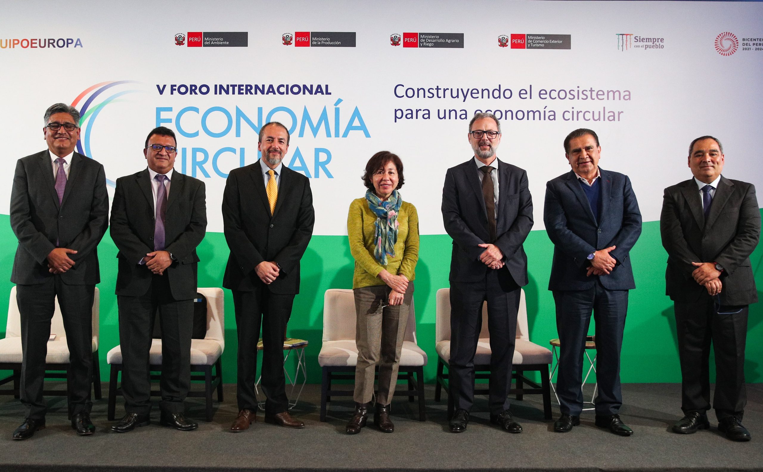 Luis Guillen, Director General de Asuntos Ambientales de Industria de Produce, Ángel Paullo, Gerente Regional de Desarrollo Económico de Cusco, Omar Cárdenas, Miembro de la Comisión de Sostenibilidad de la Cámara de Comercio de Lima, Juana Kuramoto, Jefa de la Oficina de Investigación y Desarrollo de Profonanpe, Robert Steinlechner, Jefe de Cooperación de la Unión Europea en Perú, Manuel Leempén, Gobernador Regional de La Libertad y Edgardo Cruzado, Experto en gestión, descentralización y políticas públicas.