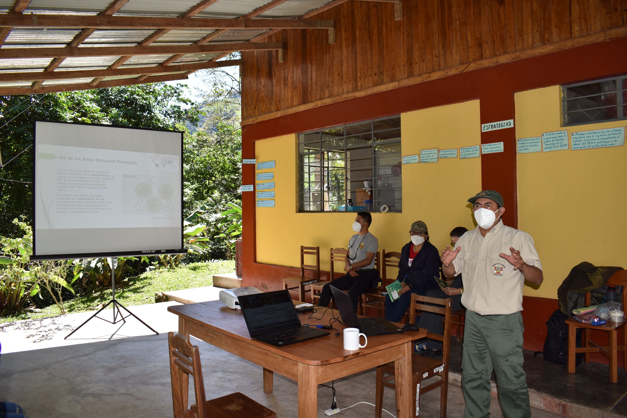 Jefatura del Parque Nacional Yanachaga Chemillén realizando un taller de socialización de su Plan Maestro 2022.