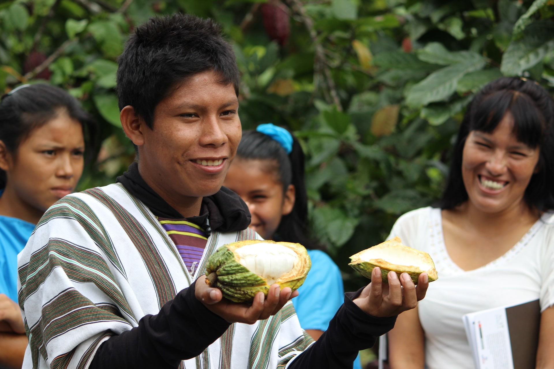 In the Protected Natural Areas, various sustainable initiatives are promoted by native communities belonging to indigenous or native peoples. In the photo, an inhabitant of the Ashaninka Communal Reserve (Junín) shows the cocoa fruit, which is being sustainably produced in this PNA.