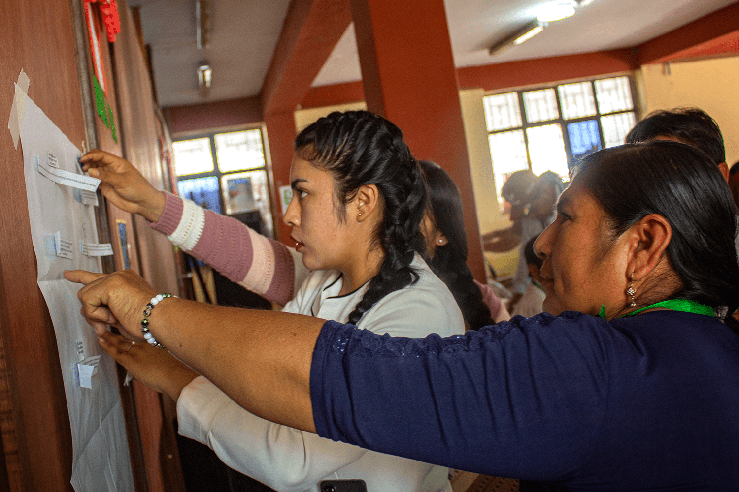 Mujeres de la comunidad campesina San Pedro de Mórrope construyen ideas sobre el Protocolo de Nagoya, para identificar los beneficios que les aportaría a su comunidad.