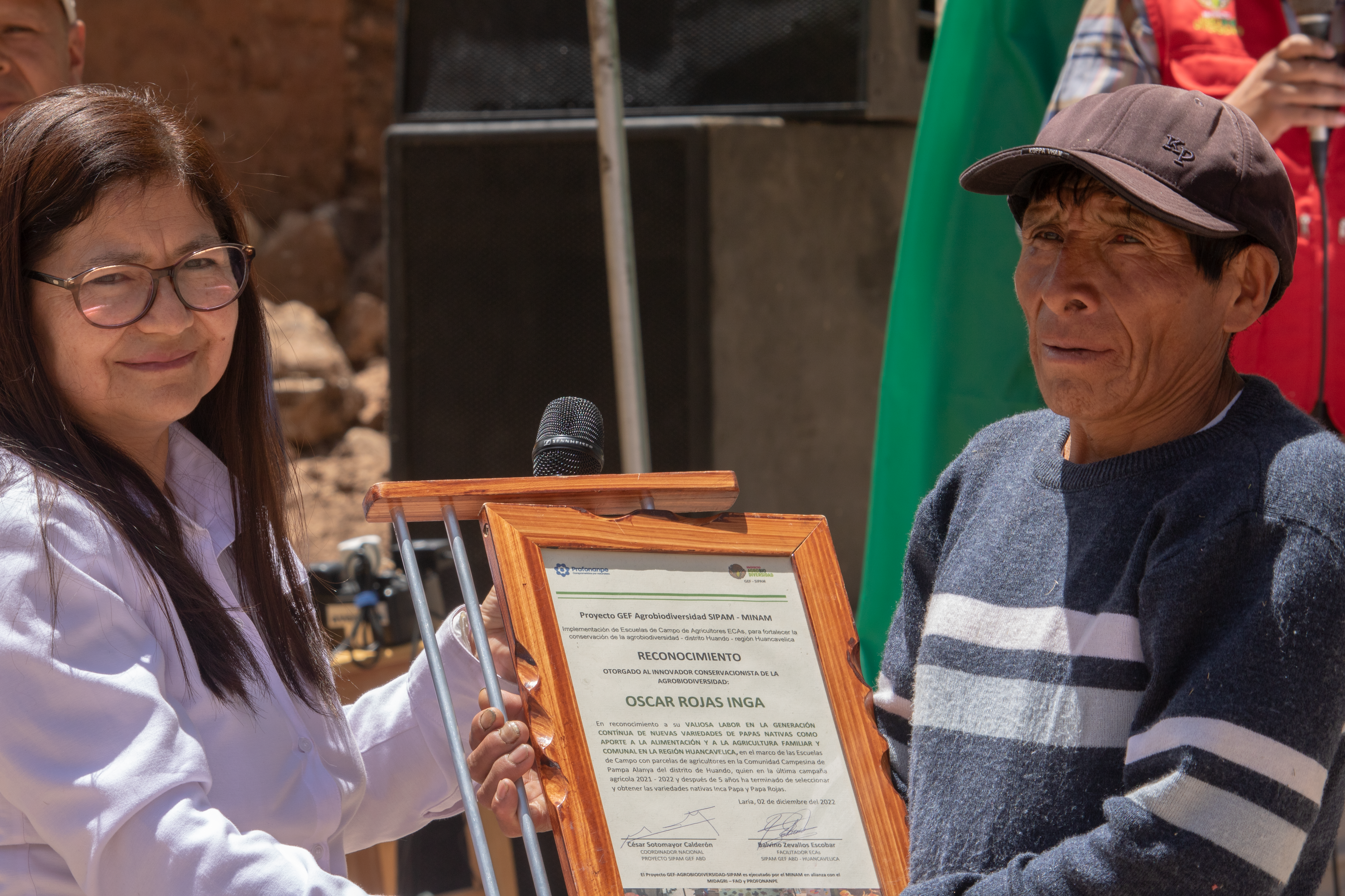 Yamina Silva recognizes the work of Oscar Rojas, a farmer from the Farmers' Field Schools (ECAs) in the district of Huando, Huancavelica, for being an innovative character who preserves and breeds 135 varieties of native potatoes. Óscar also obtained 2 new native varieties of potatoes which he named “Inca Papa” and “Papa Rojas”.