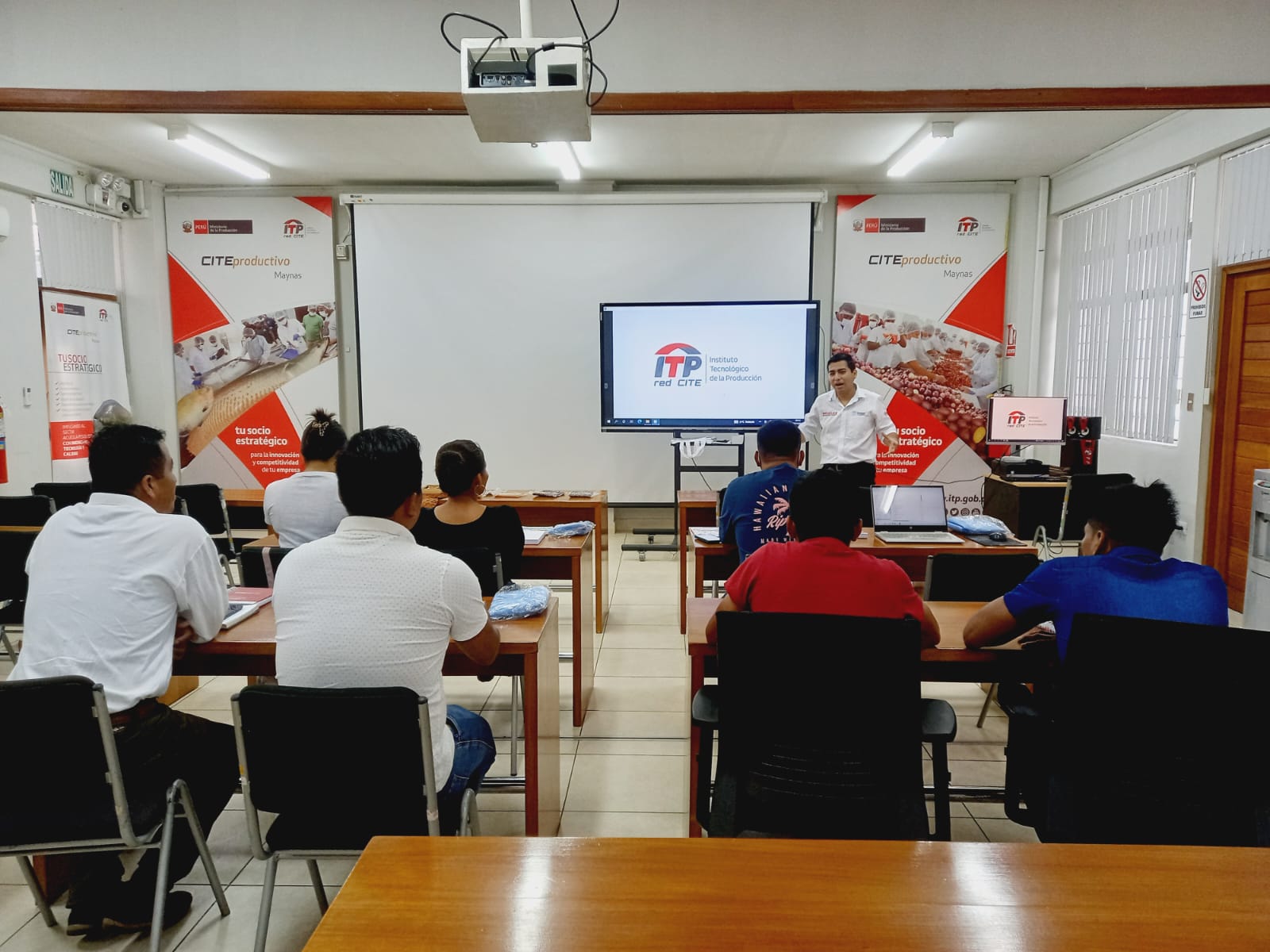 Las juntas directivas las asociaciones de pescadores artesanales Kandozi Katinbaschi y Kachizpani durante la pasantia en Iquitos a cargo del CITE Productivo Maynas.