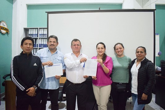 Representantes de la Municipalidad Provincial de Oxapampa y el proyecto Poli-LAC. Foto: Profonanpe