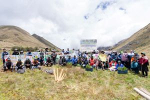 Jóvenes y adultos de la comunidad campesina Huánuco en el inicio de una de las jornadas de reforestación en la propuesta de ACR San Cristóbal de Pucuta - Menkori. 