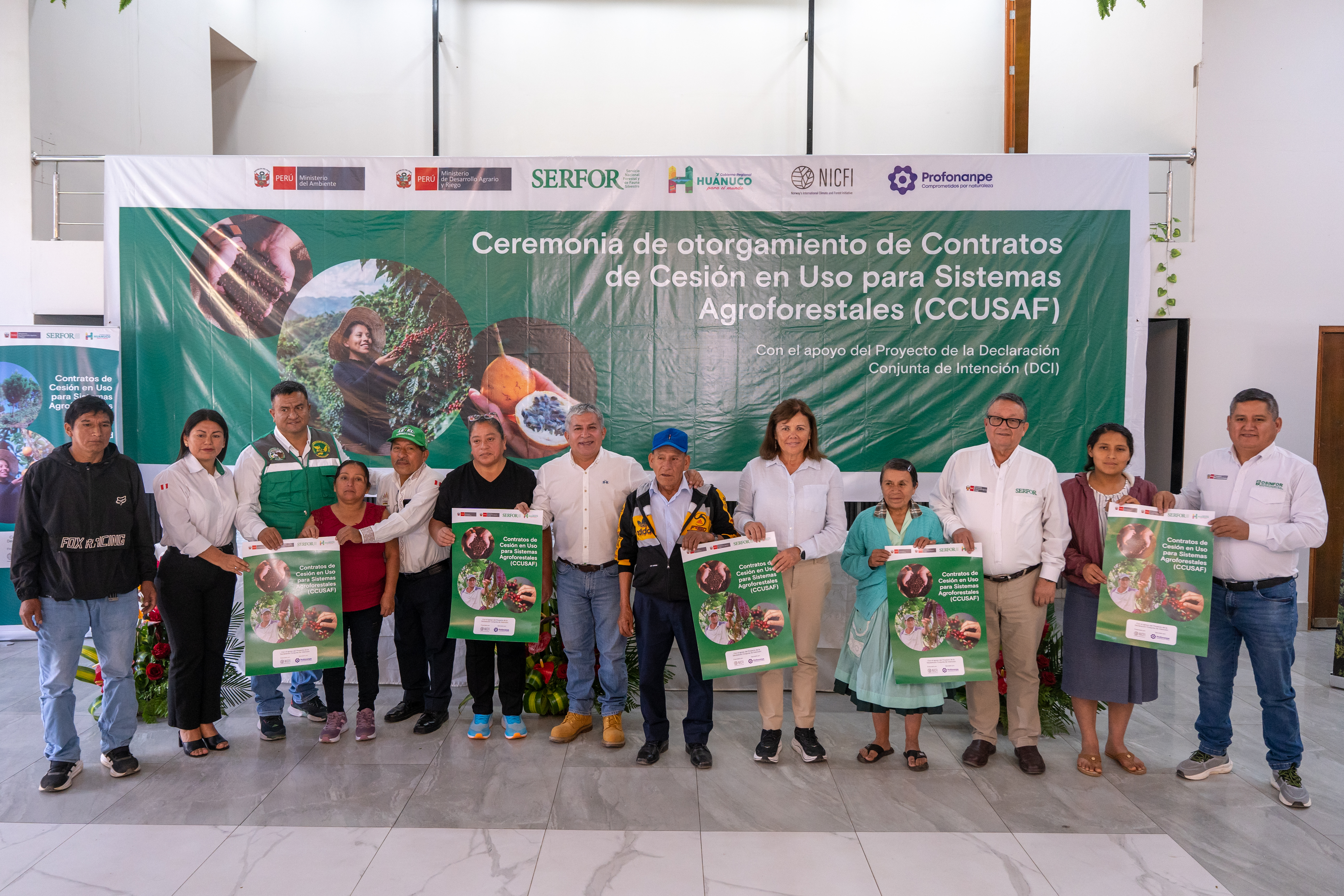 Foto: Profonanpe - Representantes del Gobierno Regional de Huánuco, SERFOR, OSINFOR y Profonanpe en la ceremonia de entrega de CCUSAF (Huánuco, 5 de mayo de 2026)