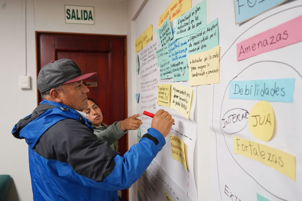 Lucas Rurush, presidente de la Junta de Usuarios de Agua del Santa, participando activamente en la priorización de necesidades de su organización. Fotografía: Instituto de la Montaña
