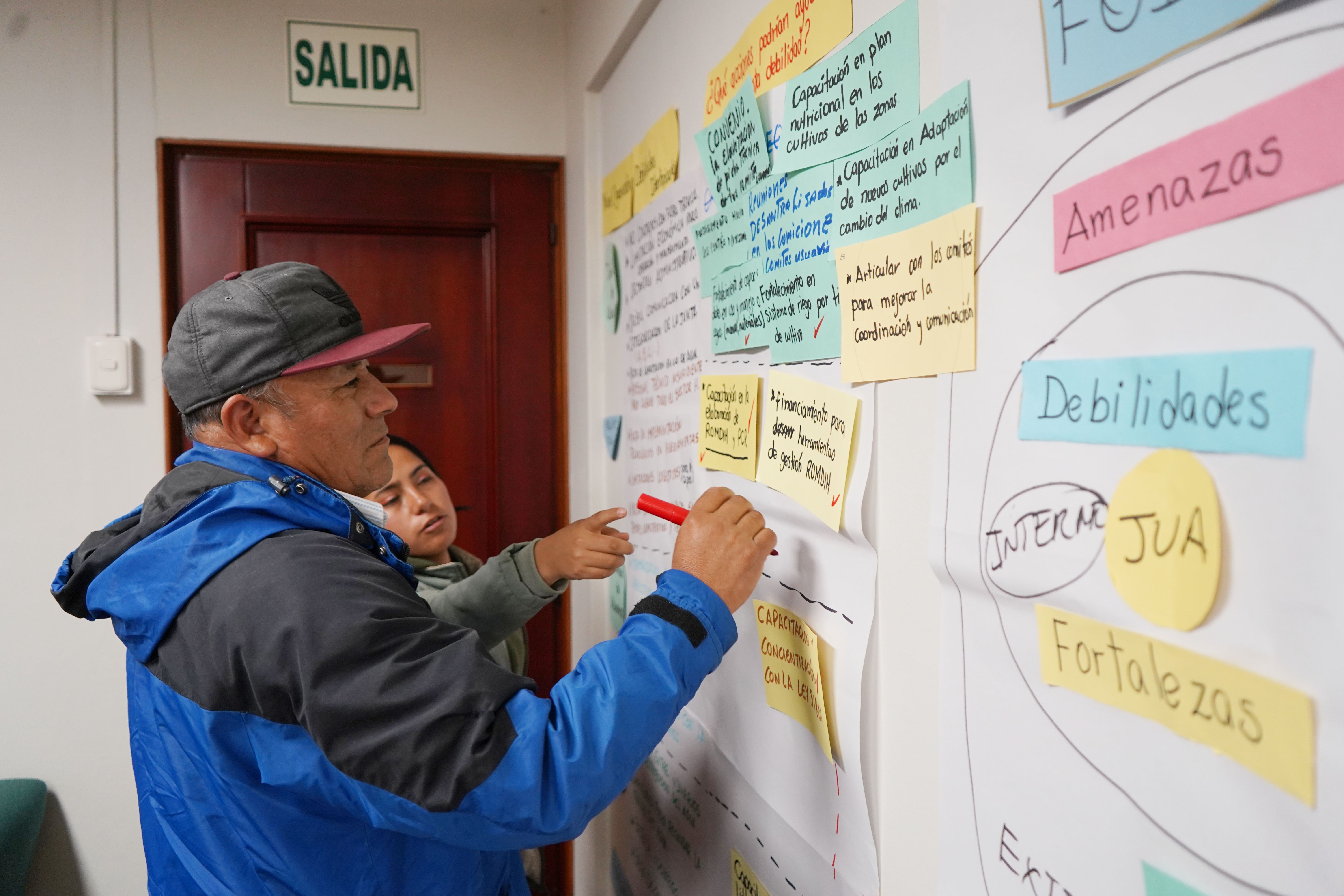 Lucas Rurush, presidente de la Junta de Usuarios de Agua del Santa, participando activamente en la priorización de necesidades de su organización. Fotografía: Instituto de la Montaña