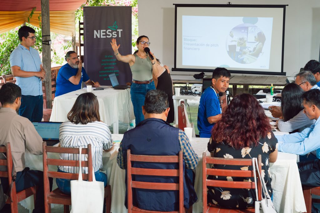 Equipo de NESsT Perú brindando pautas para la elaboración de un pitch financiero a grupo de bionegocios que asistió en Tarapoto