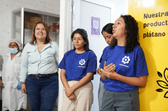 María Valladares, coordinadora de proyecto Mala Sostenible, junto a equipo de Profonanpe y Adriana Aurazo, vicepresidenta de Sostenibilidad de la Compañía Minera Condestable presentando a ECODEP. 