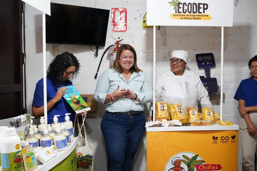 Presentación de productos de econegocios y libro educativo elaborado en el marco del proyecto Mala Sostenible.