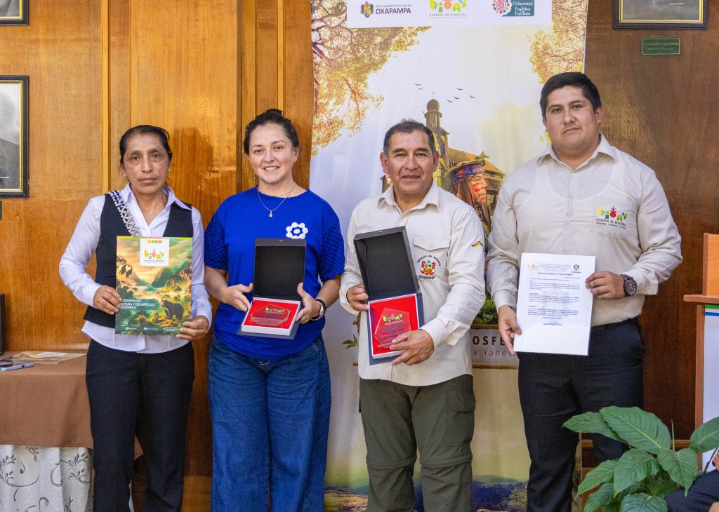 Award presented by the Provincial Municipality of Oxapampa. Photo: Provincial Municipality of Oxapampa