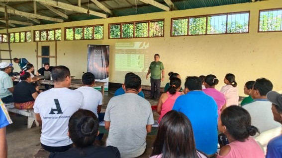 Taller de socialización en la comunidad nativa San José de Parinari, Loreto, con la participación de emprendimientos en artesanía, turismo vivencial y manejo de la chambira - Fotografía: Haroldo Linares.