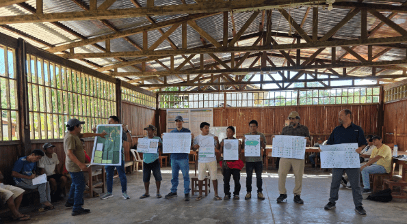 El formulador explicando, con apoyo de algunos comuneros, cómo se implementará el proyecto en la Comunidad Nativa de Sapani