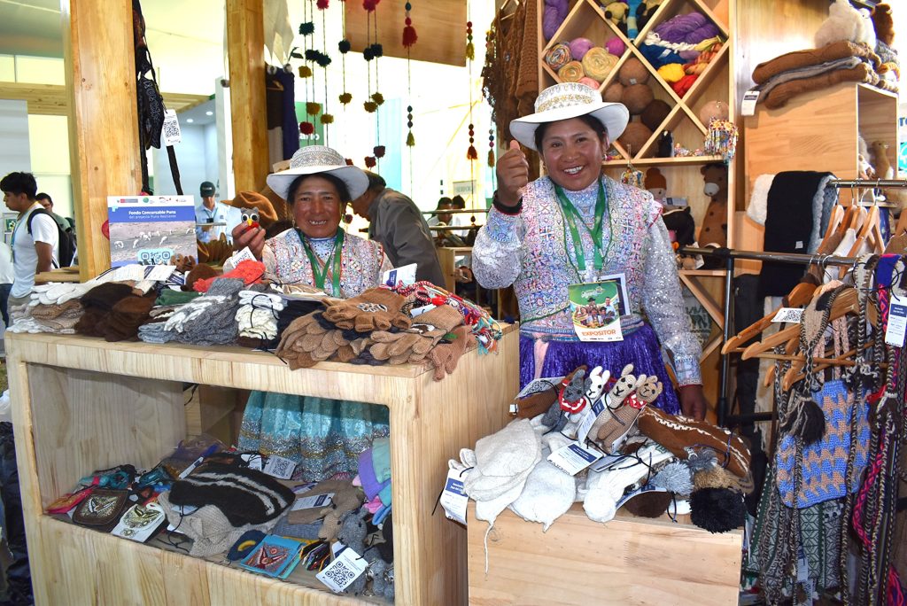 Representantes de la Asociación Joya del Colca en el stand implementado por el MIDAGRI