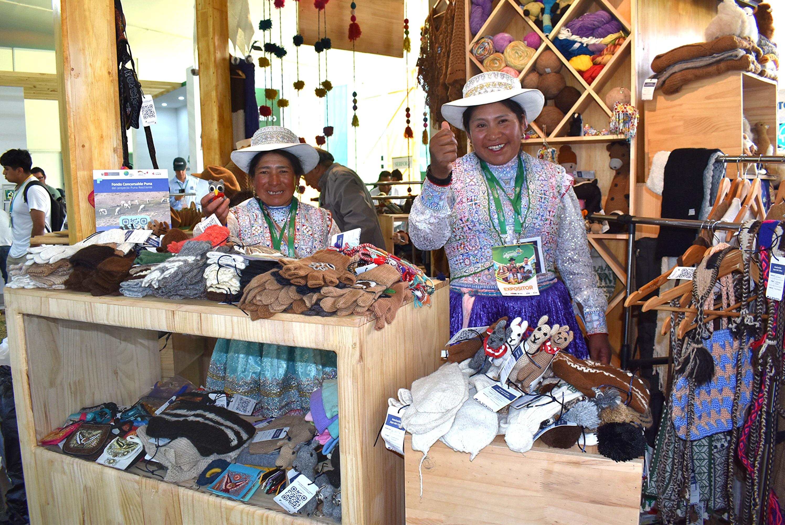 Representantes de la Asociación Joya del Colca en el stand implementado por el MIDAGRI