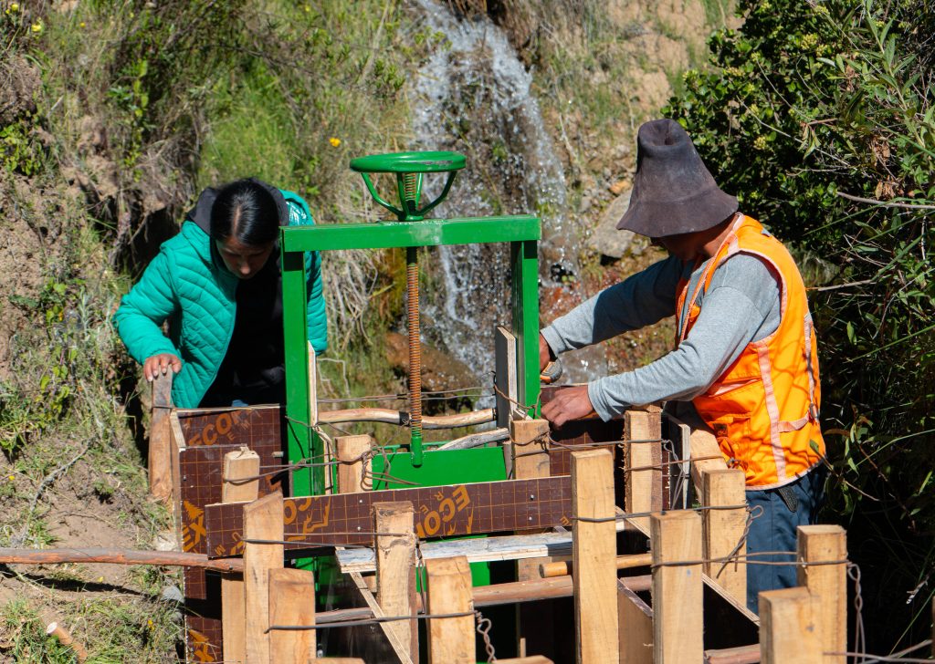 Supervisión de los trabajos de construcción de infraestructura hídrica en la quebrada Shullup. Foto: Instituto de la Montaña.