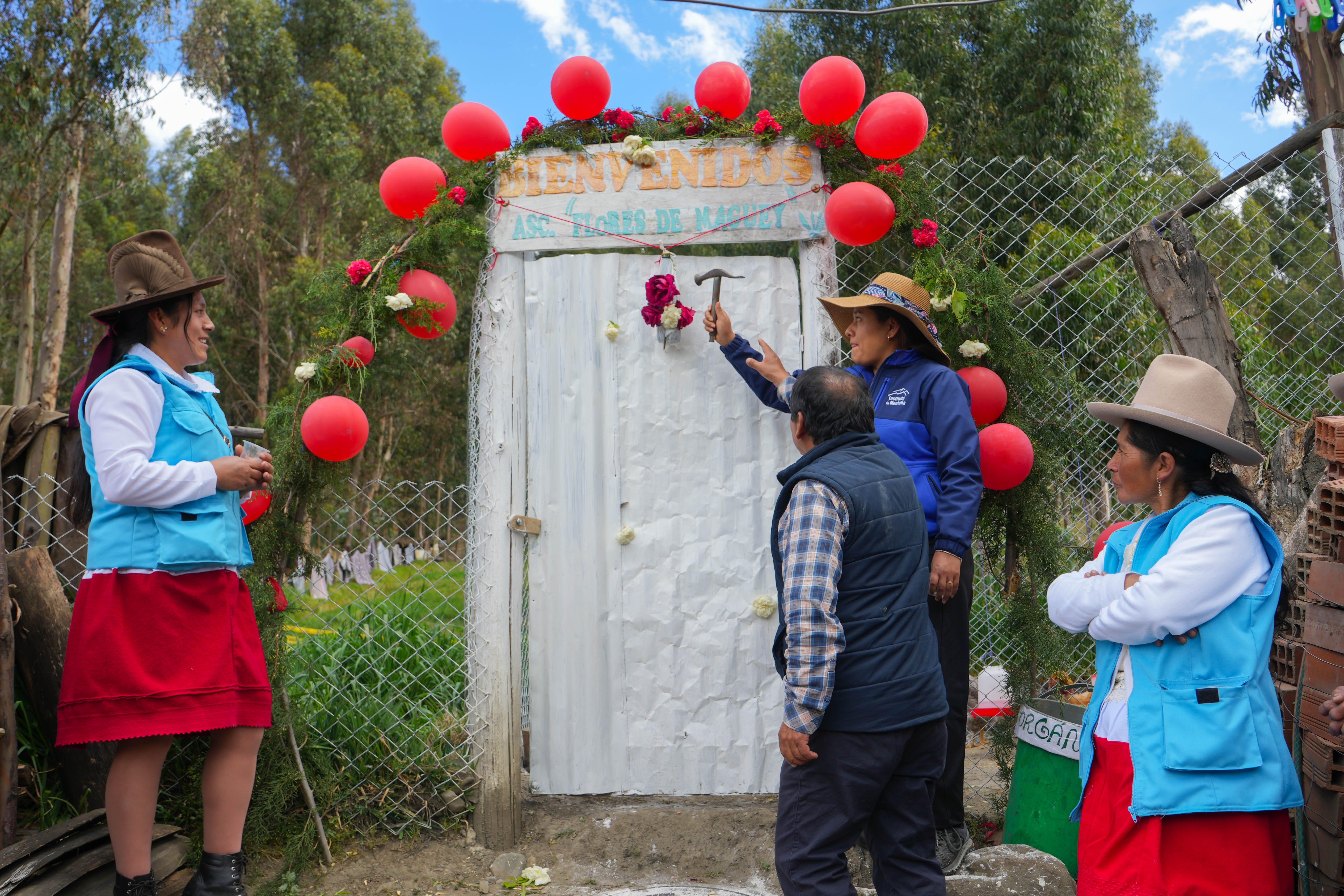Inauguración del módulo familiar de Marleni Depaz, integrante de la Asociación Flores de Maguey. Foto: Instituto de Montaña.