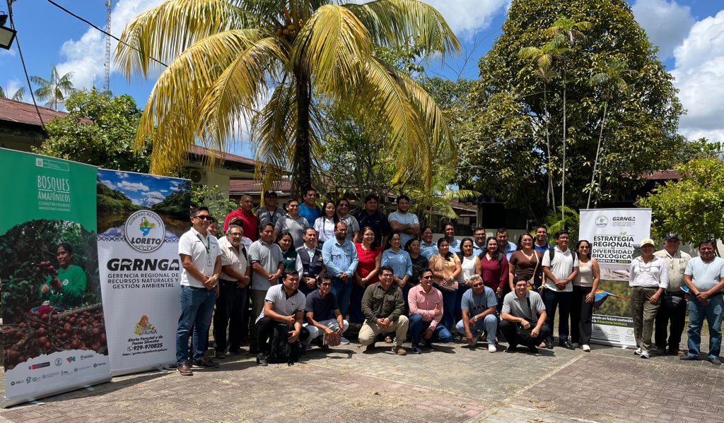 Autoridades y funcionarios junto con equipo del proyecto tras la presentación de la ERDB Loreto al 2030.