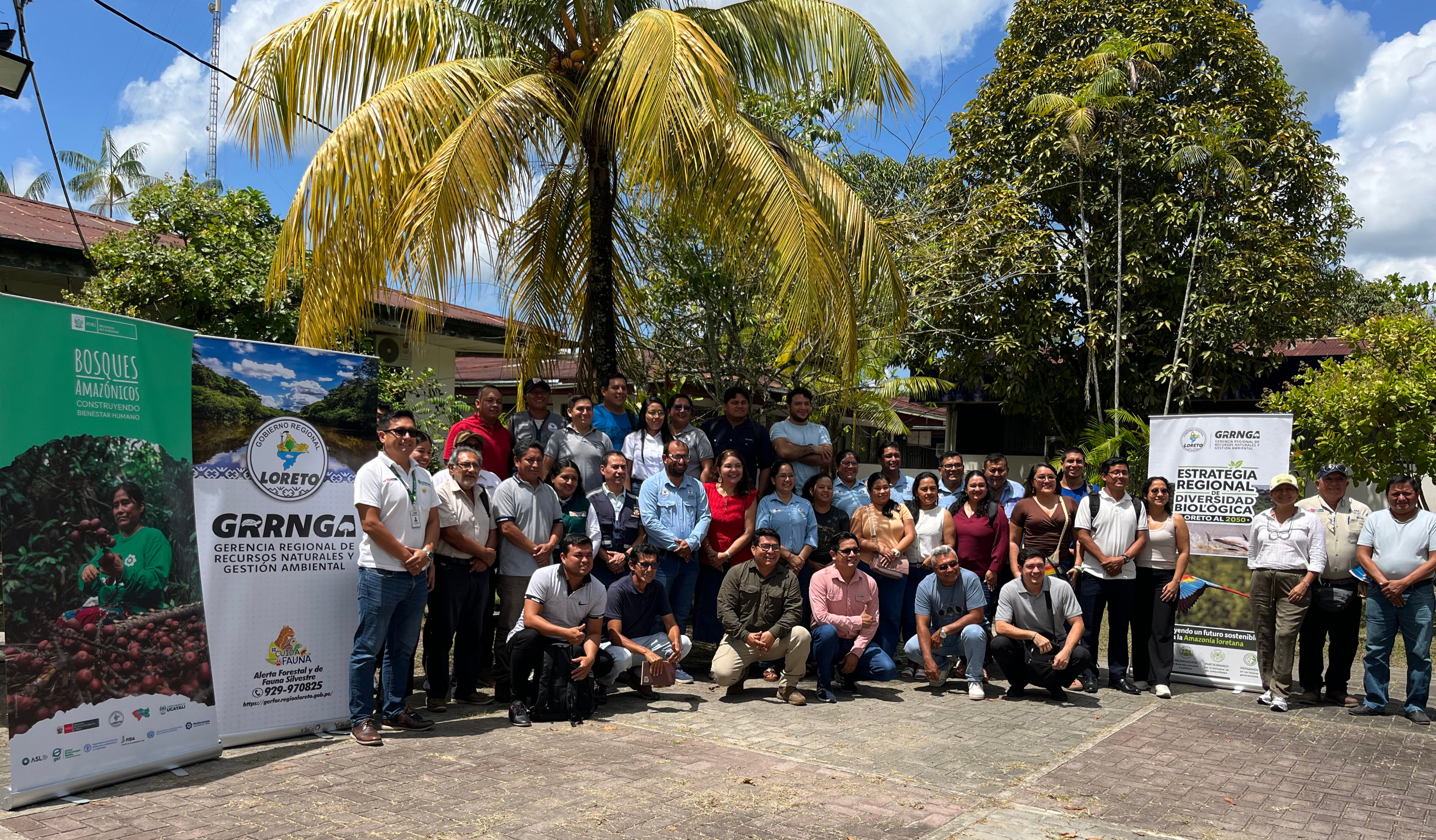 Autoridades y funcionarios junto con equipo del proyecto tras la presentación de la ERDB Loreto al 2030.