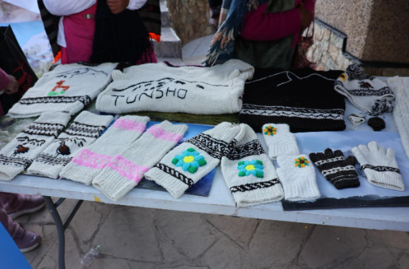 Productos textiles elaborados por las mujeres de Suitucancha - © CIAM