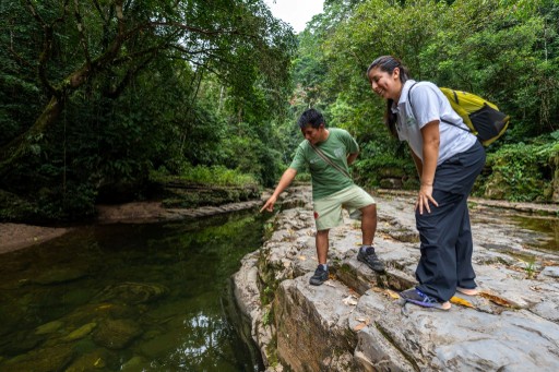 Visitantes recorren la piscina natural de Betania