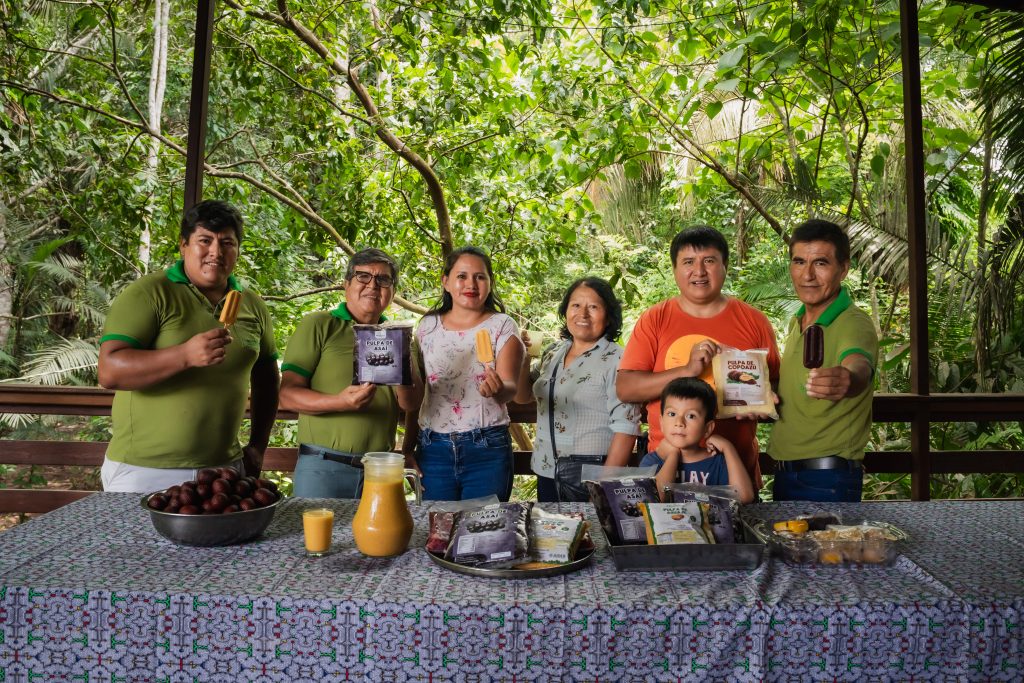 PALSAMAD – Madre de Dios: pequeños productores que trabajan con aguaje y ungurahui, promoviendo el aprovechamiento sostenible de palmeras y la conservación de ecosistemas afectados por la deforestación.