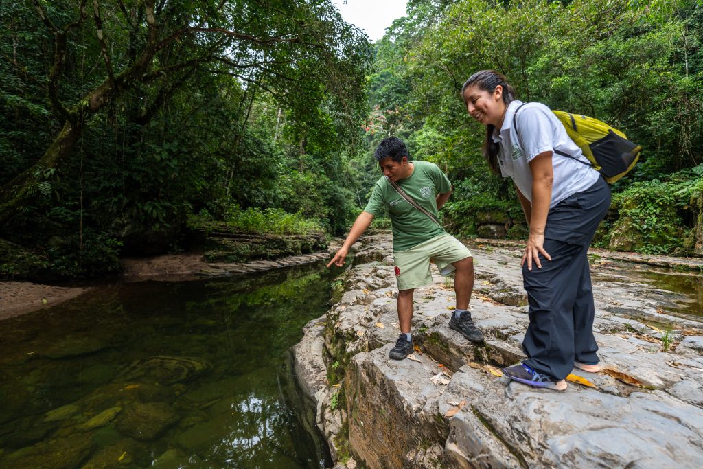 Visitantes recorren la piscina natural de Betania, uno de los principales atractivos de la comunidad y parte de su propuesta de turismo comunitario.