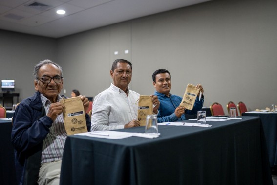 Gilberto Vera, Elver Pérez y Dino Cabrera, representantes de Asociación de Productoras Agropecuarias Alto Rioja, Cooperativa COOPASER Tambopata Candamo y Corporacion Cabrera