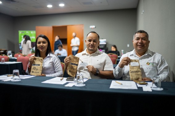 Maibely Estrada, Hugo Zavaleta y Bresniev Arias, representantes de Cooperativa Agraria Achuar Shakaim, Yuripari Amazon Forest y Cooperativa Agraria Yakatheo del Amazonas 